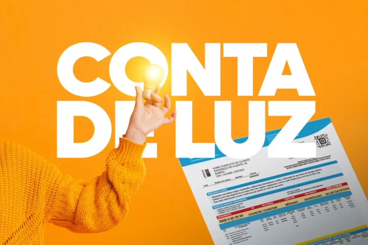 Mão segurando uma lâmpada acesa ao lado de uma conta de luz. A imagem representa a redução na conta de luz que a ANEEL anunciou para outubro.