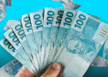 Dinheiro em notas de 100 reais representando valores esquecidos disponíveis para saque no Brasil