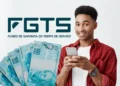 Pessoa sorrindo com celular, representando a solicitação de benefício do FGTS, com notas de 100 reais ao fundo, abordando os municípios e prazos para solicitação do benefício.