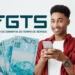 Pessoa sorrindo com celular, representando a solicitação de benefício do FGTS, com notas de 100 reais ao fundo, abordando os municípios e prazos para solicitação do benefício.
