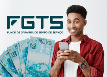Homem feliz usando celular com notas de 100 reais ao lado, representando saque do FGTS
