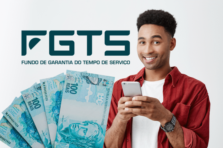Homem feliz usando celular com notas de 100 reais ao lado, representando saque do FGTS