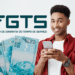 Homem feliz usando celular com notas de 100 reais ao lado, representando saque do FGTS