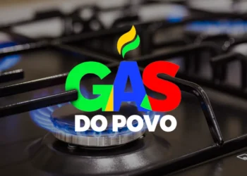 Chama de gás acesa com logo colorido do Gás do Povo.