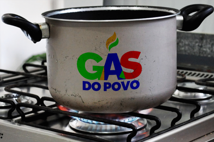 Panela sobre um fogão com a chama acesa, e o logo do "Gás do Povo" estampado na lateral, simbolizando o novo programa social para famílias de baixa renda.