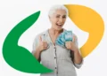 Mulher idosa sorrindo e segurando cédulas de real, representando beneficiários do INSS que recebem até um salário mínimo
