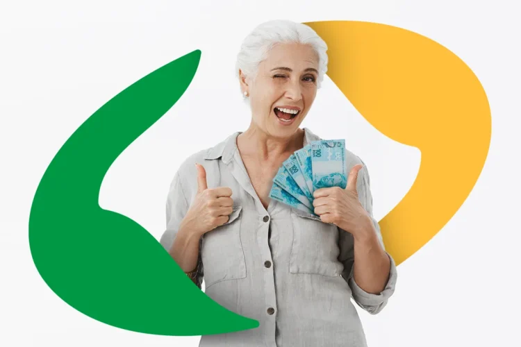 Mulher idosa sorrindo e segurando cédulas de real, representando beneficiários do INSS que recebem até um salário mínimo