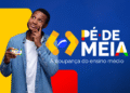Jovem estudante brasileiro segurando o cartão do programa Pé-de-Meia e olhando pensativamente para o alto.