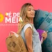Estudante com livros e mochila, representando os beneficiários do Programa Pé-de-Meia, com notas de 100 reais ao fundo.