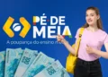 Jovem sorridente com mochila amarela apontando para o logo do Programa Pé-de-Meia, com notas de R$ 100 espalhadas na parte inferior, simbolizando a poupança do ensino médio.