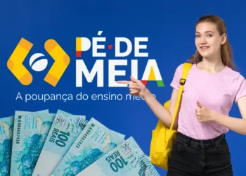 Jovem sorridente com mochila amarela apontando para o logo do Programa Pé-de-Meia, com notas de R$ 100 espalhadas na parte inferior, simbolizando a poupança do ensino médio.