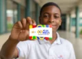 Estudante do ensino médio segurando o cartão do Programa Pé-de-Meia, representando o incentivo financeiro para a educação.