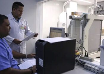 Técnicos de radiologia operando equipamentos médicos em ambiente hospitalar
