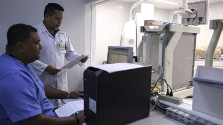 Técnicos de radiologia operando equipamentos médicos em ambiente hospitalar