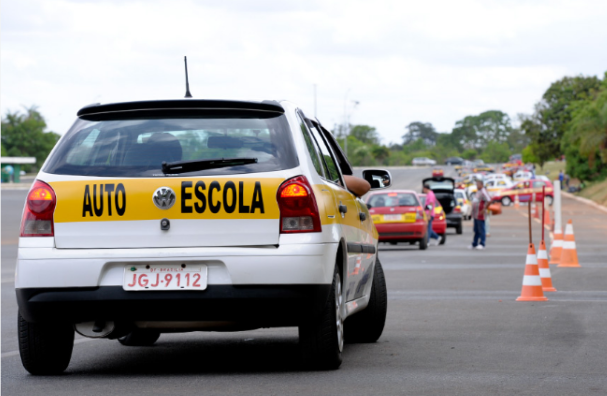 Autoescola com carros em treinamento