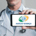 Médico segurando celular com a logo do Auxílio-Doença do INSS.