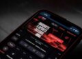Um smartphone exibindo a tela de um aplicativo de apostas online, com a marca 'Ona Bet' em destaque.