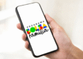 Tela de smartphone exibindo o logo colorido do programa Bolsa Família.