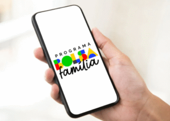 Tela de smartphone exibindo o logo colorido do programa Bolsa Família.