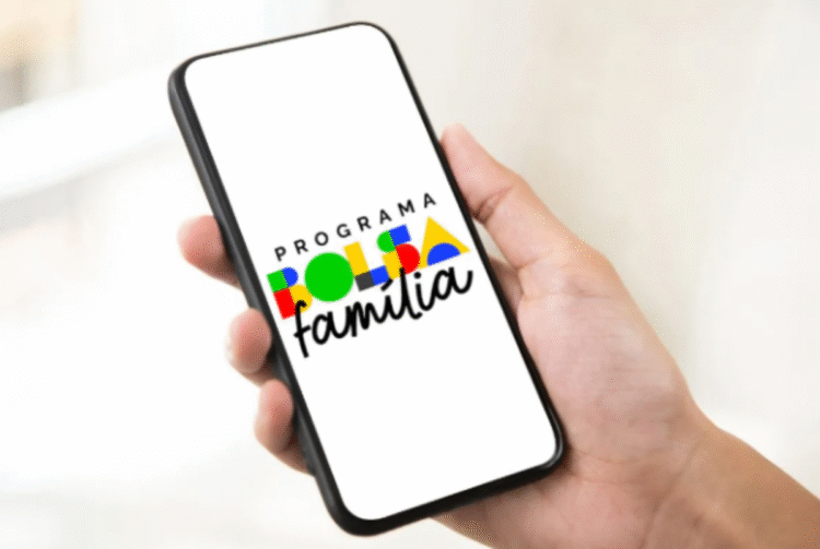 Tela de smartphone exibindo o logo colorido do programa Bolsa Família.