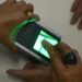 Pessoa realizando autenticação biométrica com leitor digital.