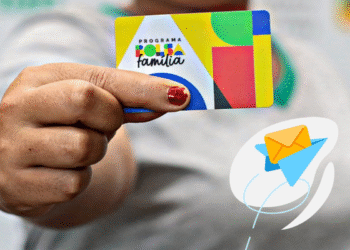 Cartão do Bolsa Família sendo segurado por uma pessoa