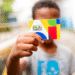 Cartão do programa Bolsa Família sendo segurado por uma criança