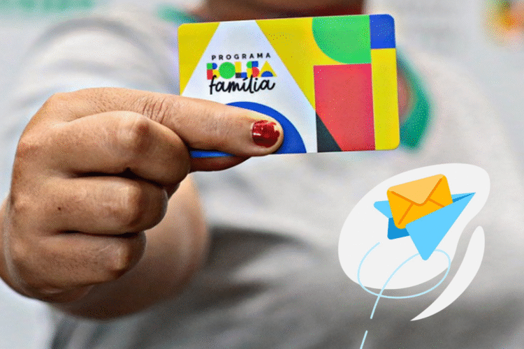 Cartão do Bolsa Família sendo segurado por uma pessoa