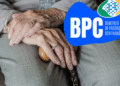 Idoso segurando um cajado com o texto "BPC Benefício de Prestação Continuada" ao lado.