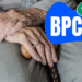 Idoso segurando um cajado com o texto "BPC Benefício de Prestação Continuada" ao lado.
