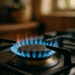 Chama azul de um fogão a gás acesa em um ambiente doméstico, simbolizando o uso seguro de energia limpa para cozinhar, representando o novo Gás do Povo.