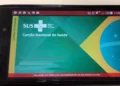 Cartão do SUS digital com logo e bandeira do Brasil no fundo, destacando o novo sistema pelo CPF.