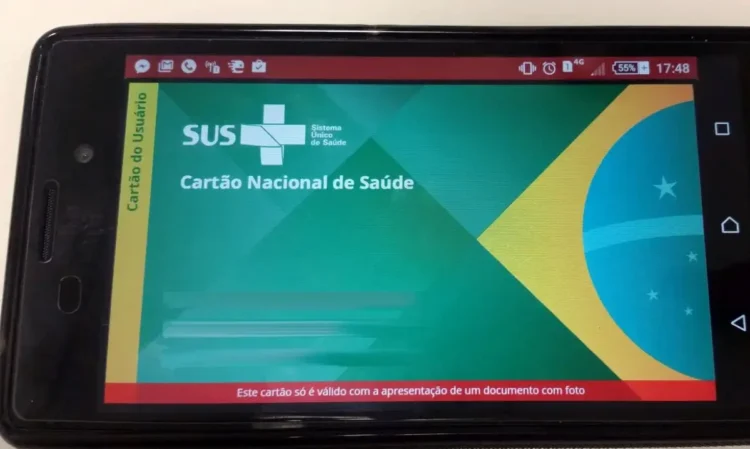 Cartão do SUS digital com logo e bandeira do Brasil no fundo, destacando o novo sistema pelo CPF.