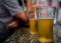 Copos de cerveja sobre balcão ilustram pauta sobre alcoolismo e INSS