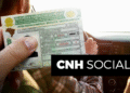 Governo anuncia 477 novos contemplados no CNH Social com carteira de motorista sendo exibida dentro de um carro