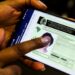 Pessoa acessando a versão digital da CNH em um celular, com dedo apontando para a tela