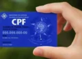 Cartão CPF, utilizado para cadastro e identificação de cidadãos no Brasil. A imagem ilustra o documento com informações fictícias, usado em processos de regularização para cidadãos sem CPF.