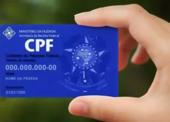 Cartão CPF, utilizado para cadastro e identificação de cidadãos no Brasil. A imagem ilustra o documento com informações fictícias, usado em processos de regularização para cidadãos sem CPF.