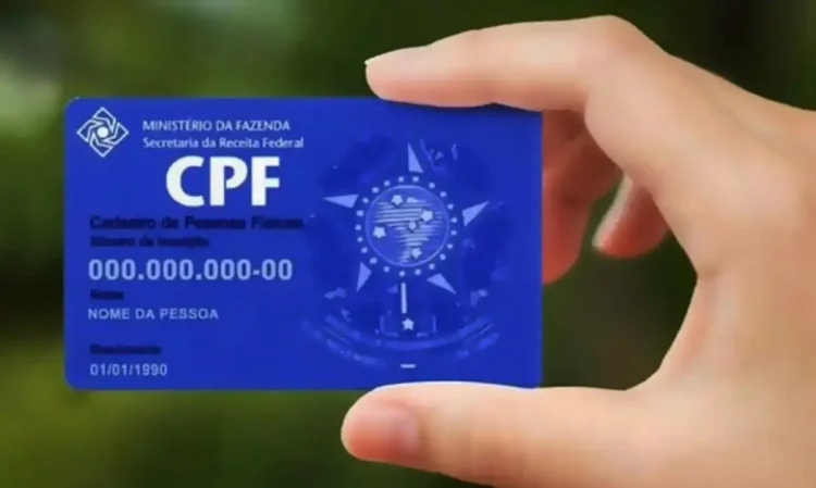 Cartão CPF, utilizado para cadastro e identificação de cidadãos no Brasil. A imagem ilustra o documento com informações fictícias, usado em processos de regularização para cidadãos sem CPF.