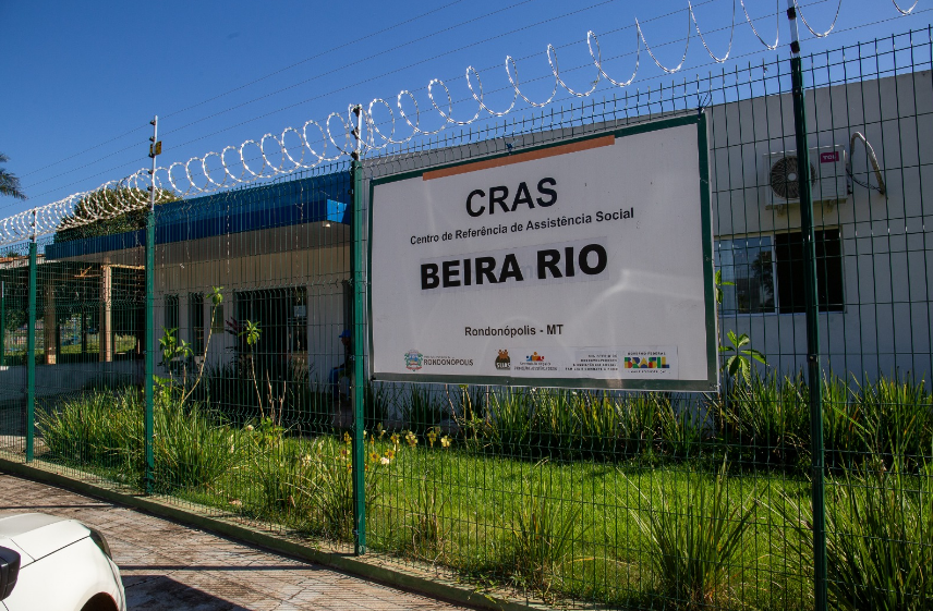 Foto da fachada do CRAS Beira Rio em Rondônopolis, MT, com placa indicativa e cerca de arame farpado.