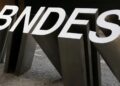 Letreiro tridimensional do BNDES em área externa, representando o banco de desenvolvimento que liberará R$ 40 bilhões