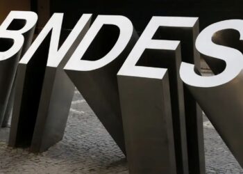 Letreiro tridimensional do BNDES em área externa, representando o banco de desenvolvimento que liberará R$ 40 bilhões