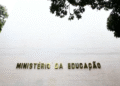 Fachada do prédio do Ministério da Educação do Brasil rodeado por árvores