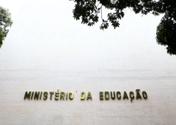 Fachada do prédio do Ministério da Educação do Brasil rodeado por árvores