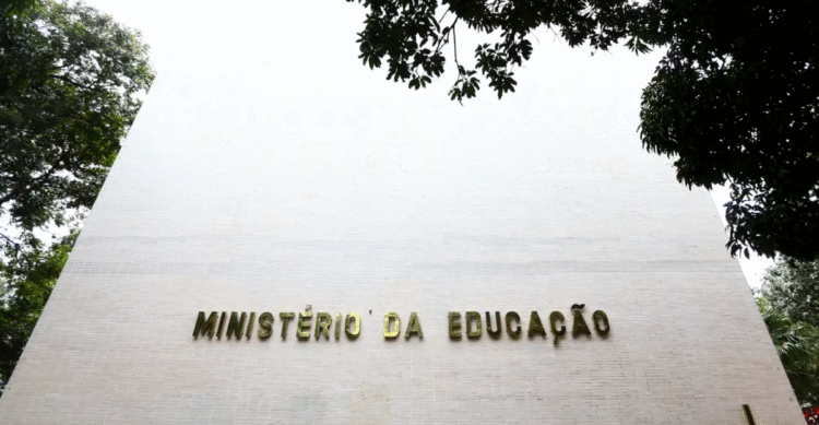 Fachada do prédio do Ministério da Educação do Brasil rodeado por árvores