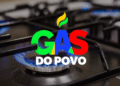 Logo Gás do Povo sobre fogão com chamas