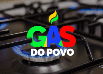 Logo Gás do Povo sobre fogão com chamas