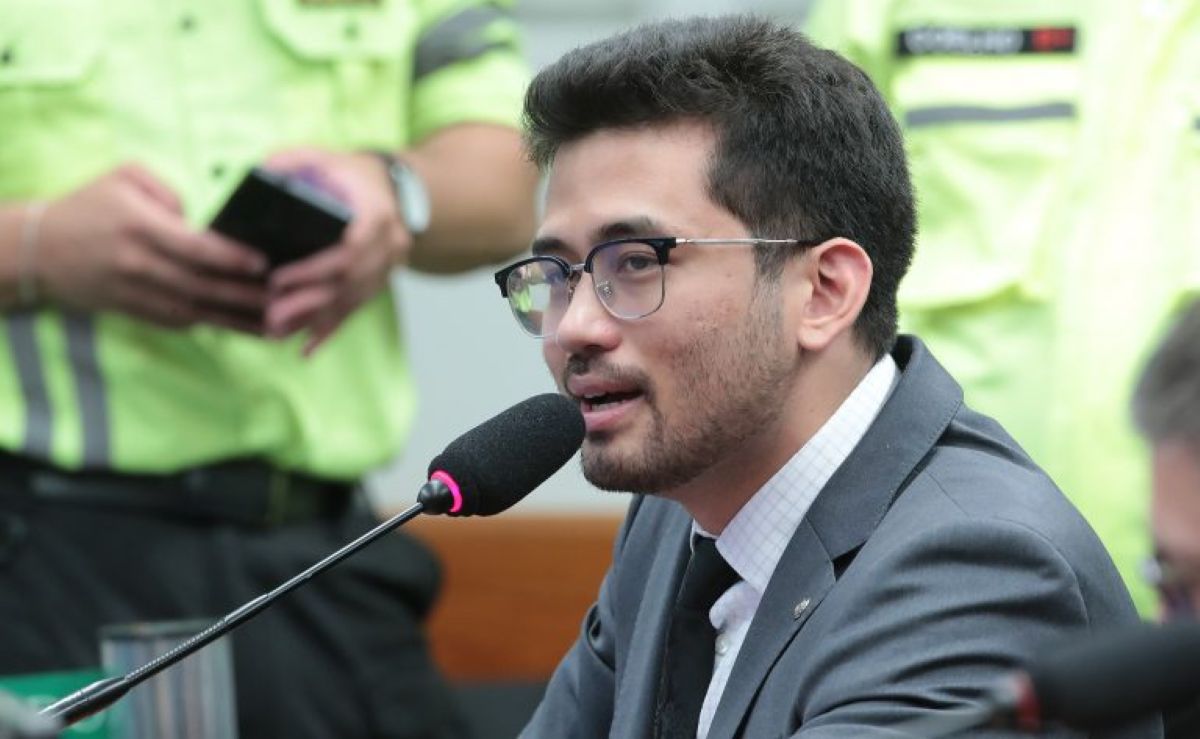 Martelo de juiz sobre livros e óculos, com o texto 'CONCURSO PÚBLICO' em destaque, representando a ordem judicial e a legislação relacionada à violência contra professores.