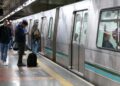 Passageiros aguardando o metrô em estação do estado, destacando a facilidade de emissão de carteira de identidade no local.