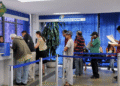 Pessoas em fila de atendimento no INSS